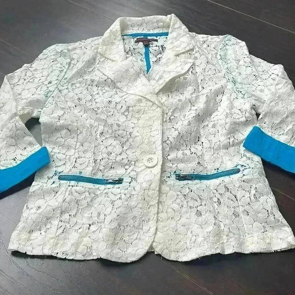 🌸4/$30🌸material Girl | White lace with blue hem pull over jacket - Picture 2 of 8